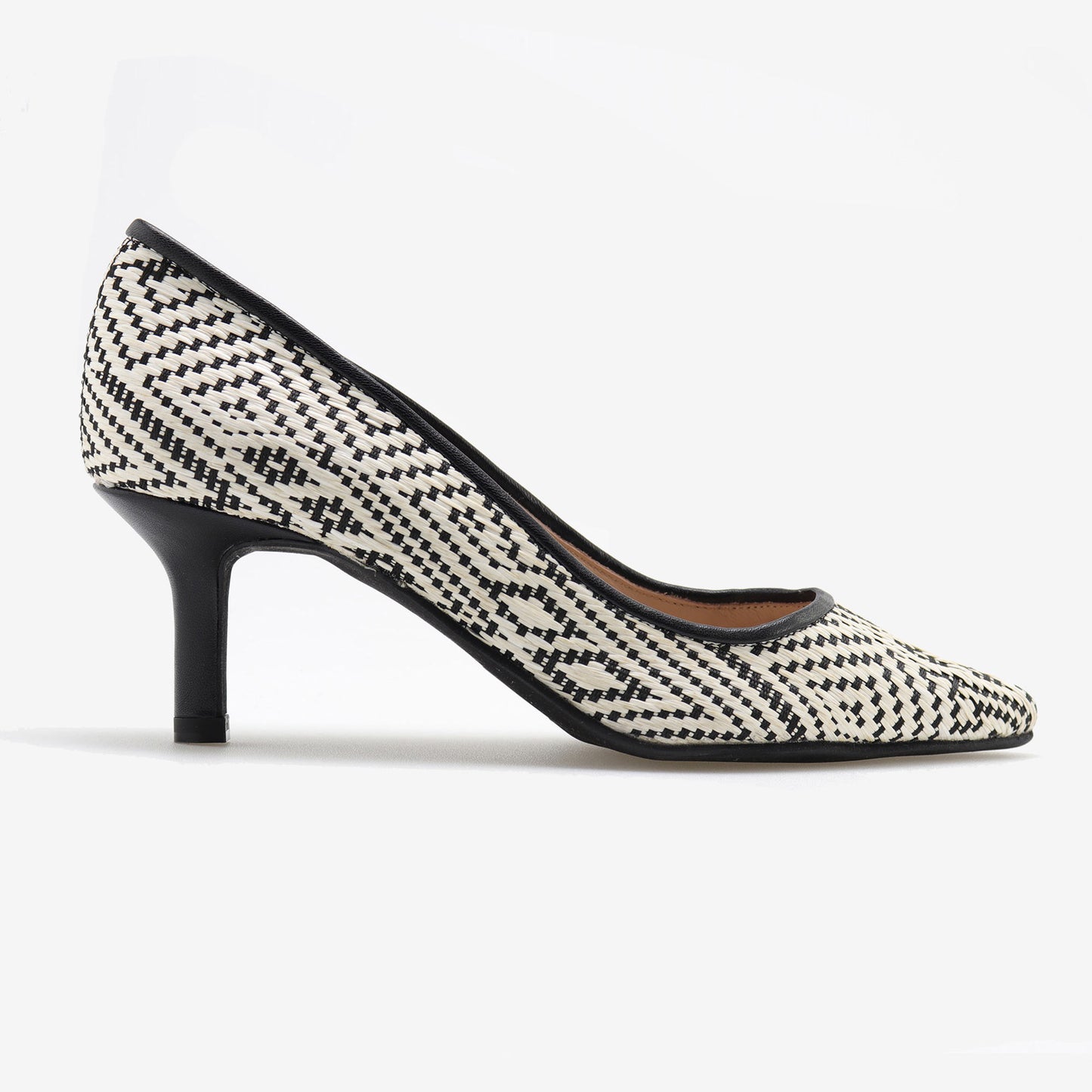 Scarpin em palhinha