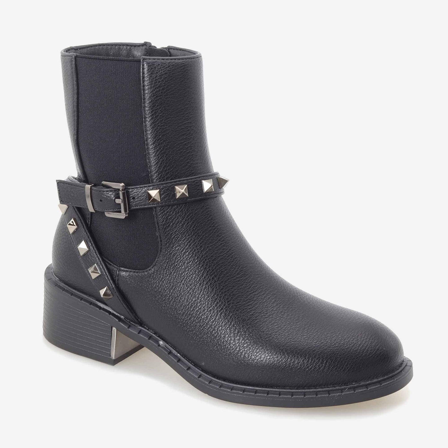 Botins com tachas