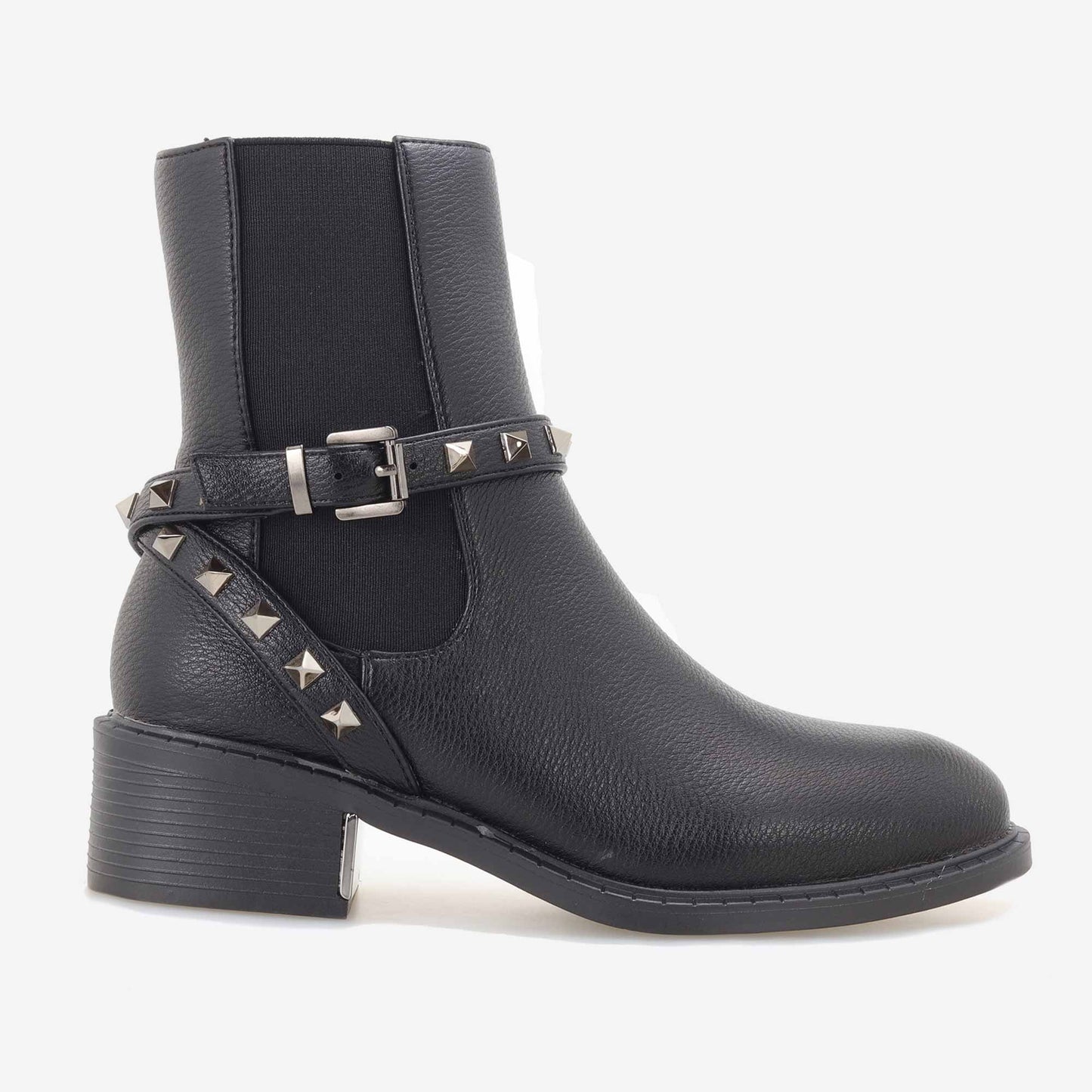 Botins com tachas