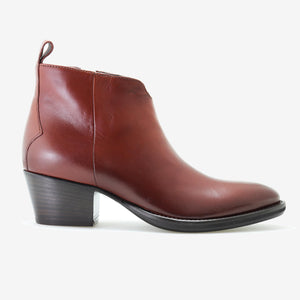Short ankle boots with zip