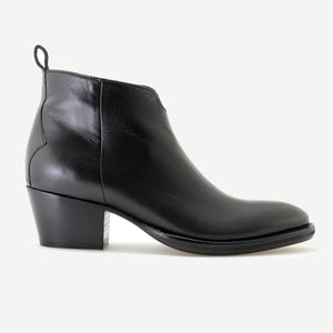 Short ankle boots with zip