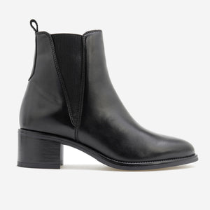 Ankle boot with elastics