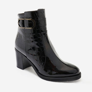 Buckle lacquer ankle boot