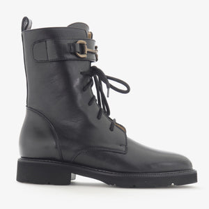 Ankle boot with laces