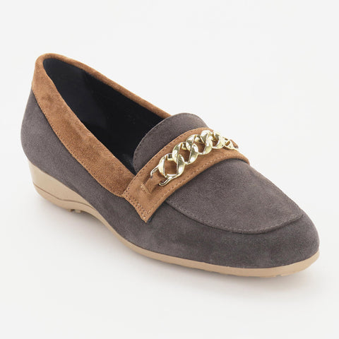 Suede moccasin with chain